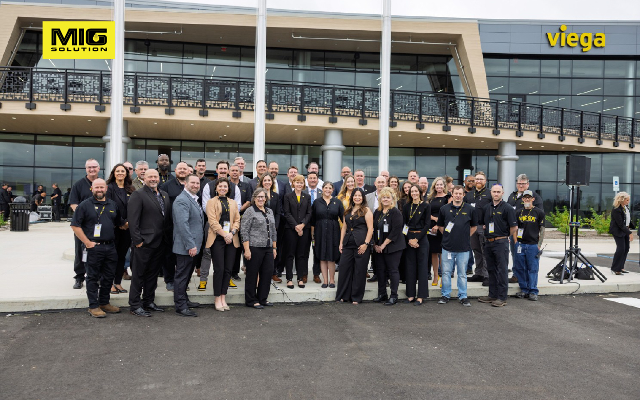 Nhân viên và khách mời Viega tại lễ khánh thành